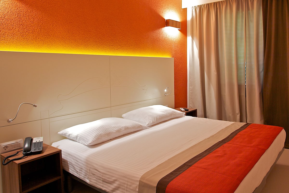 1 bedroom, in-room safe, desk, laptop workspace