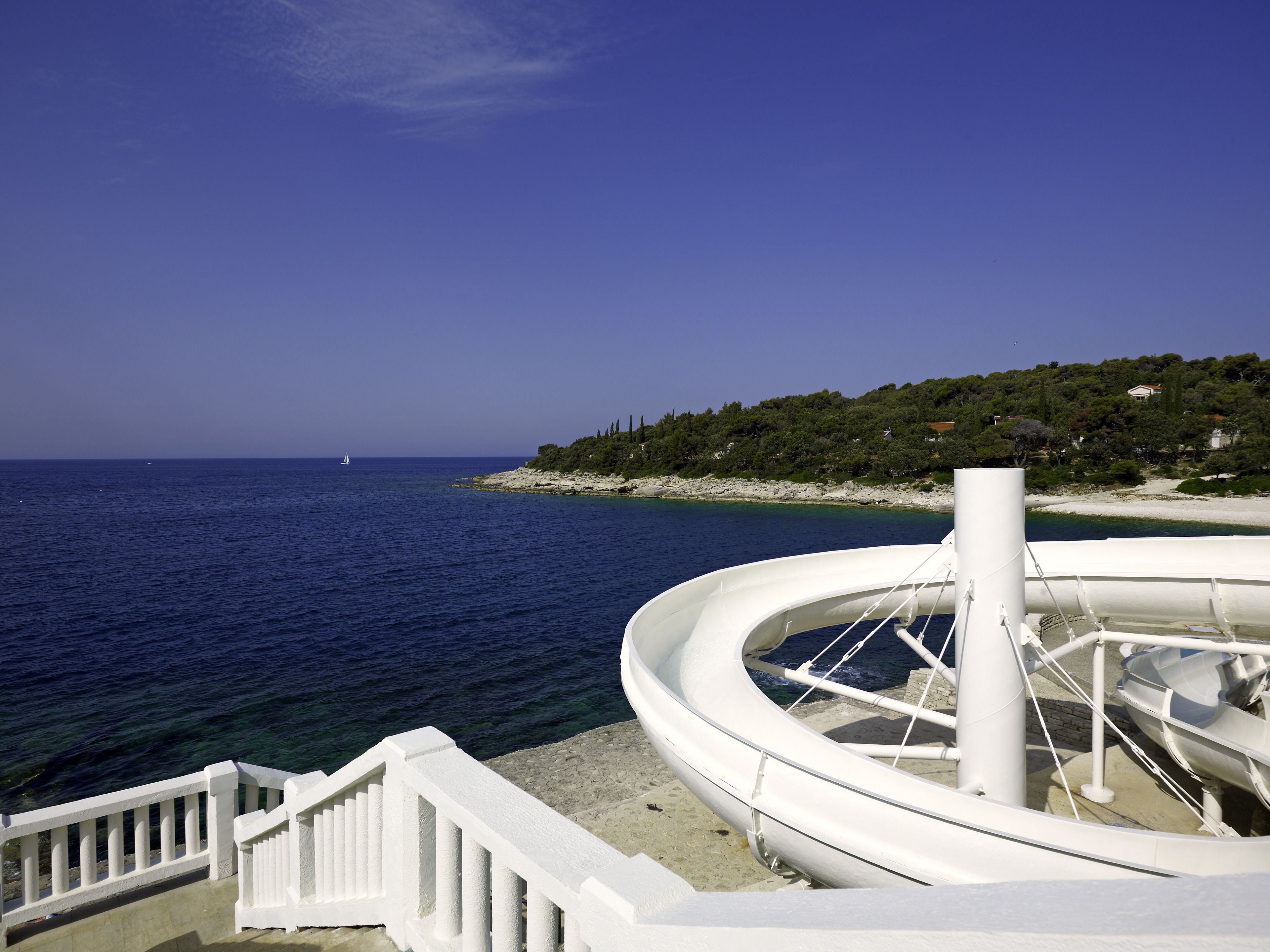 2 outdoor pools, pool loungers