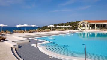 2 piscines extérieures, chaises longues