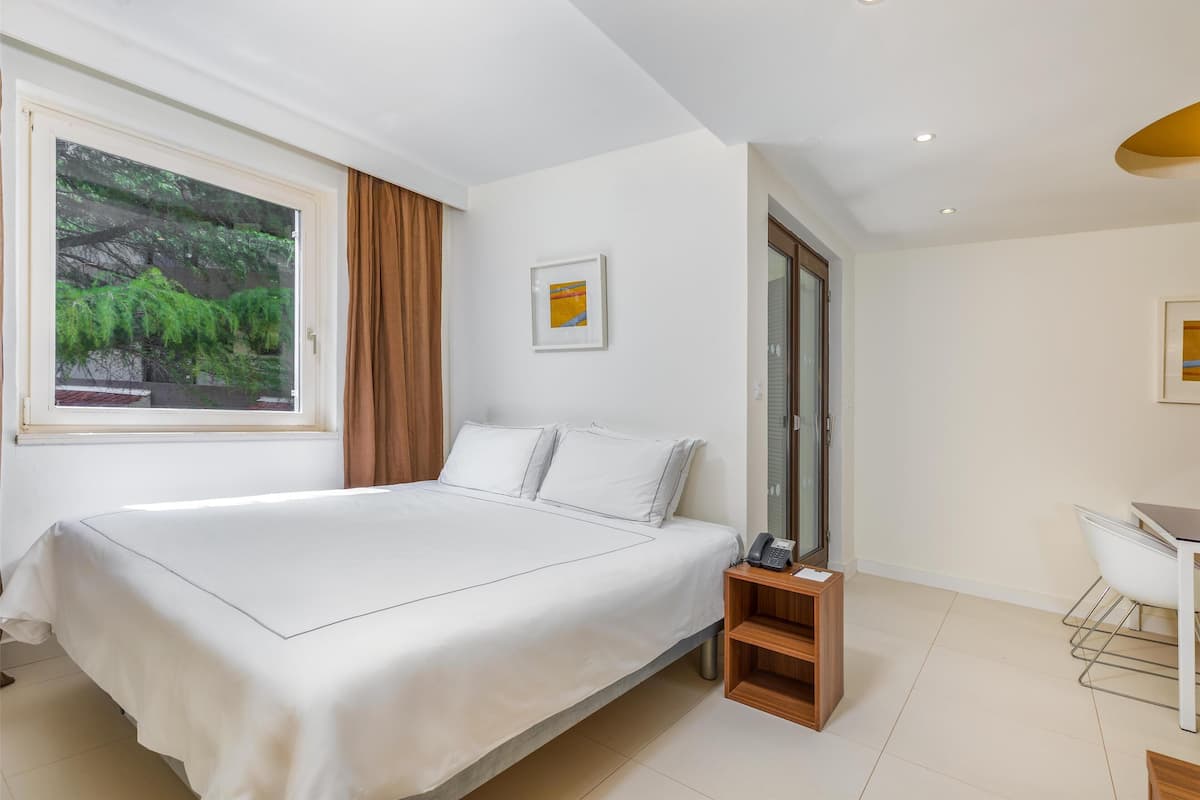 Studio, 1 Double Bed, Non Smoking | 1 bedroom, in-room safe, desk, laptop workspace