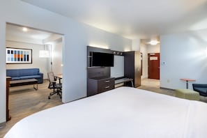 Suite, 1 trĂšs grand lit | Coffres-forts dans les chambres, bureau, fer et planche Ă repasser