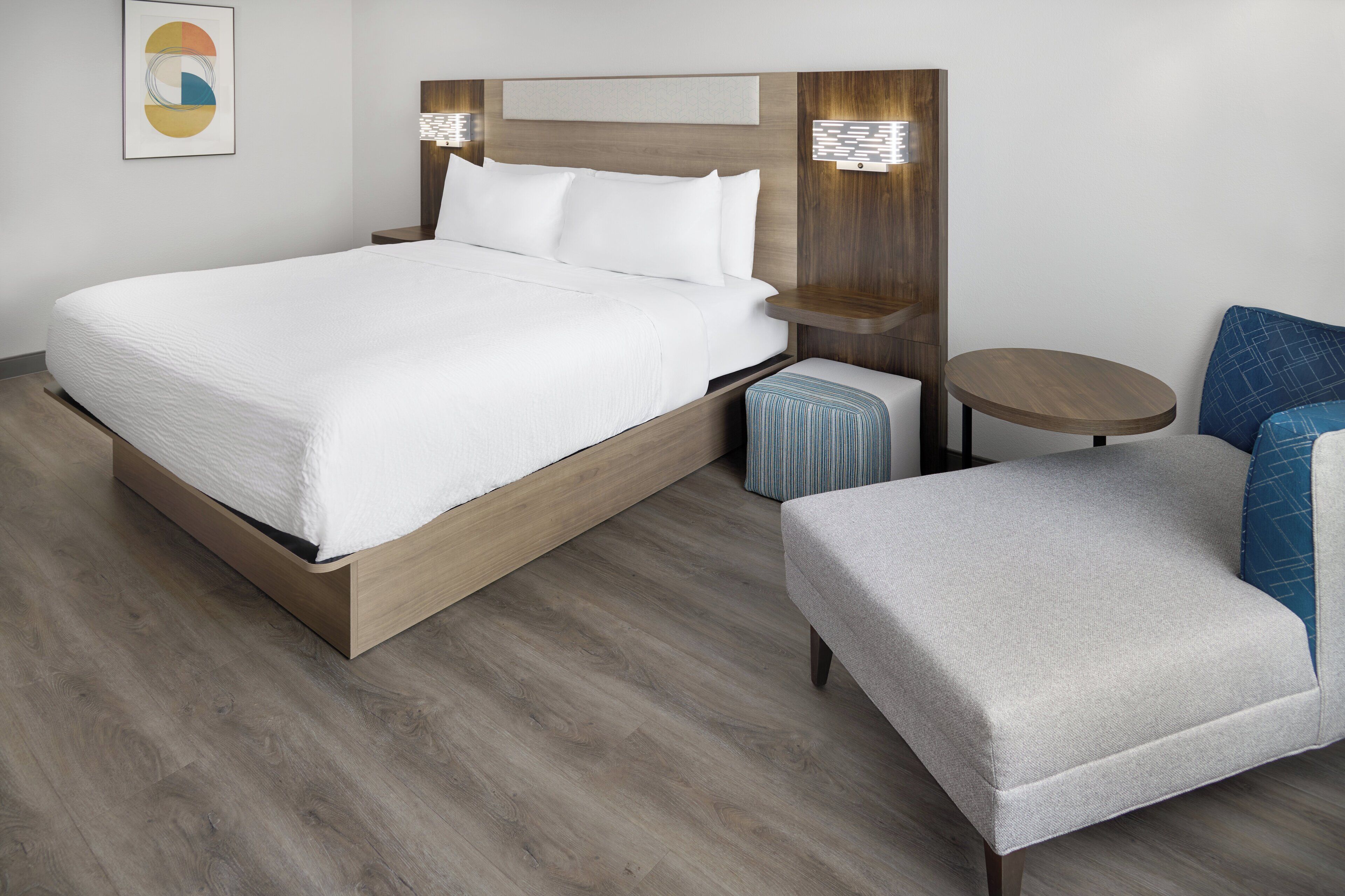 标准房, 1 张特大床 (Extra Floor Space) | 客房内保险箱、办公桌、熨斗/熨衣板、免费婴儿床