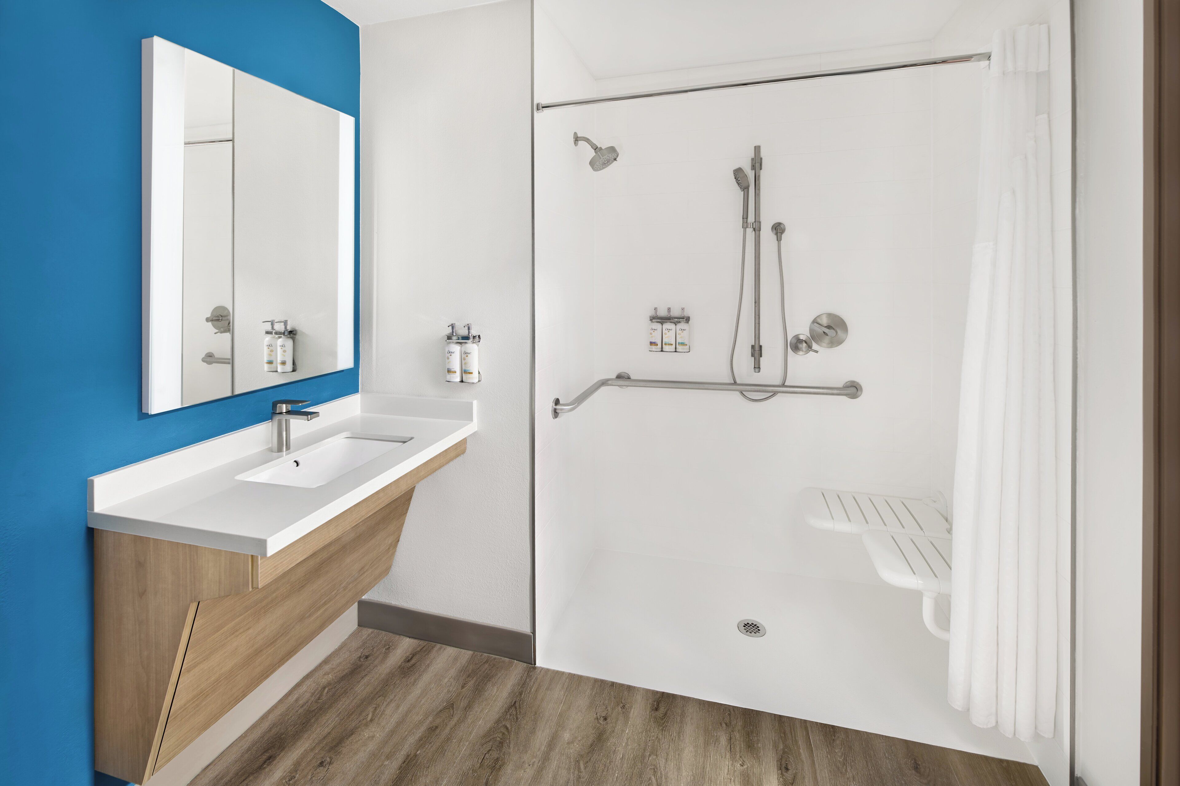 Standard-huone, 2 keskisuurta parisänkyä, esteetön (Mobility, Roll-In Shower) | Tallelokero huoneessa, työpöytä, silitysrauta/-lauta