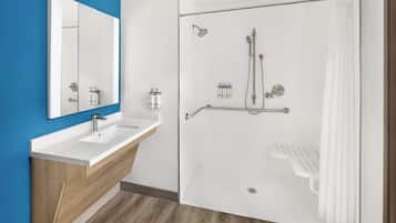 Standard-huone, 2 keskisuurta parisänkyä, esteetön (Mobility, Roll-In Shower) | Tallelokero huoneessa, työpöytä, silitysrauta/-lauta