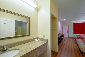 Desk, laptop workspace, iron/ironing board, free WiFi - Motel 6 Rhome, TX (Rhome)