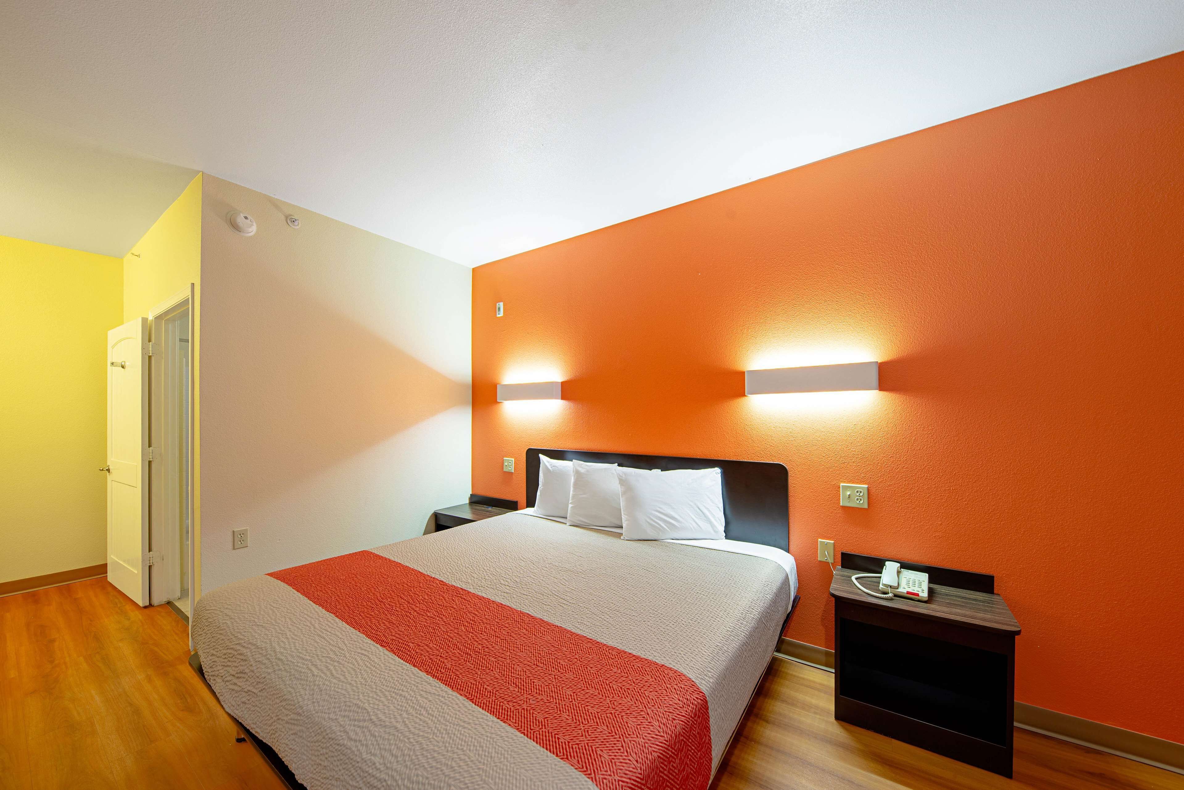 Desk, laptop workspace, iron/ironing board, free WiFi