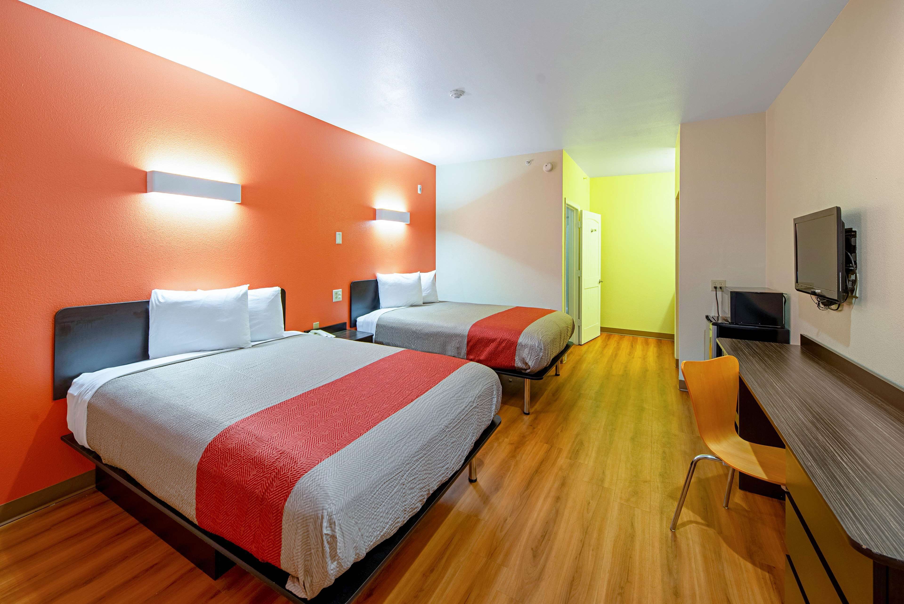 Een bureau, een laptopwerkplek, een strijkplank/strijkijzer, gratis wifi