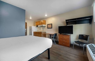 Standard Studio, 1 Double Bed, Non Smoking, Refrigerator & Microwave | Desk, laptop workspace, iron/ironing board (on request), WiFi (free)