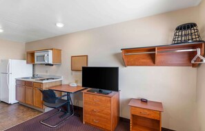 Deluxe studio, 1 queensize bed met slaapbank, niet-roken, koelkast & magnetron | Een bureau, een laptopwerkplek, een strijkplank/strijkijzer, gratis wifi