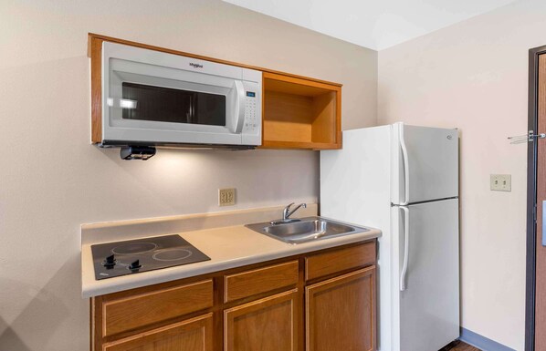 Standard Studio, Non Smoking, Refrigerator & Microwave | Desk, laptop workspace, iron/ironing board, free WiFi - Extended Stay America Select Suites - Loveland (Loveland)