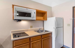 Standard Studio, 1 Double Bed, Non Smoking, Refrigerator & Microwave | Private kitchen | Full-size fridge, microwave, stovetop, cookware/dishes/utensils