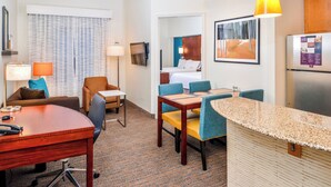 A hotel room with a dining area, a kitchen, and a bed. - Residence Inn Marriott Waynesboro (Waynesboro)