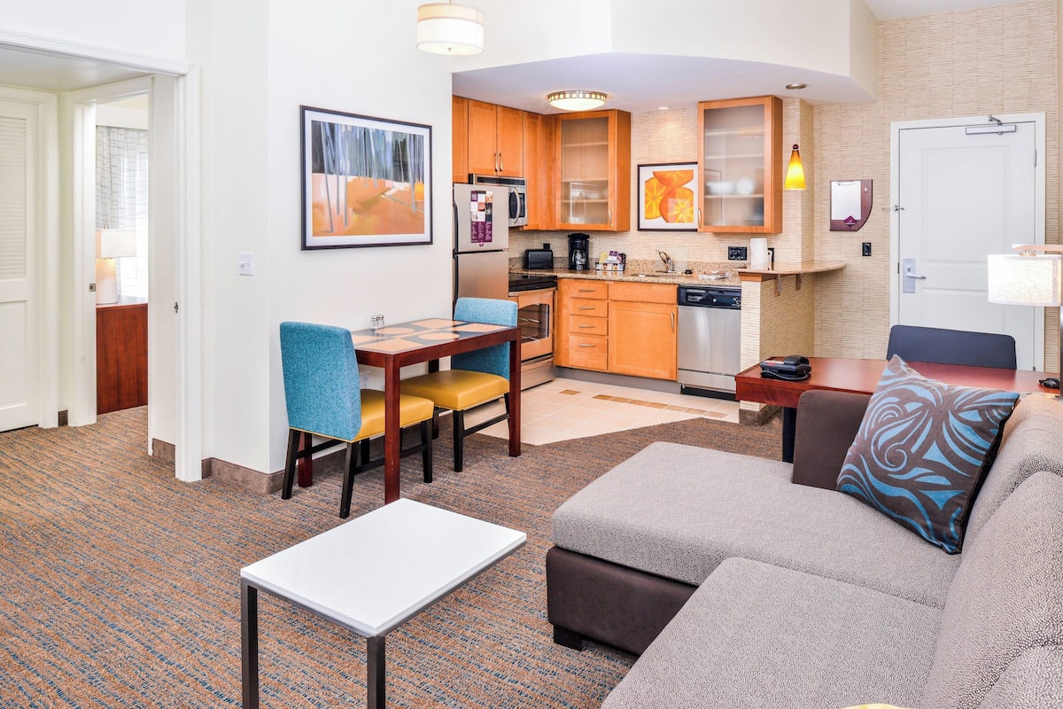 suite, 1 bedroom, non smoking | desk, iron/ironing board, free wifi, bed sheets