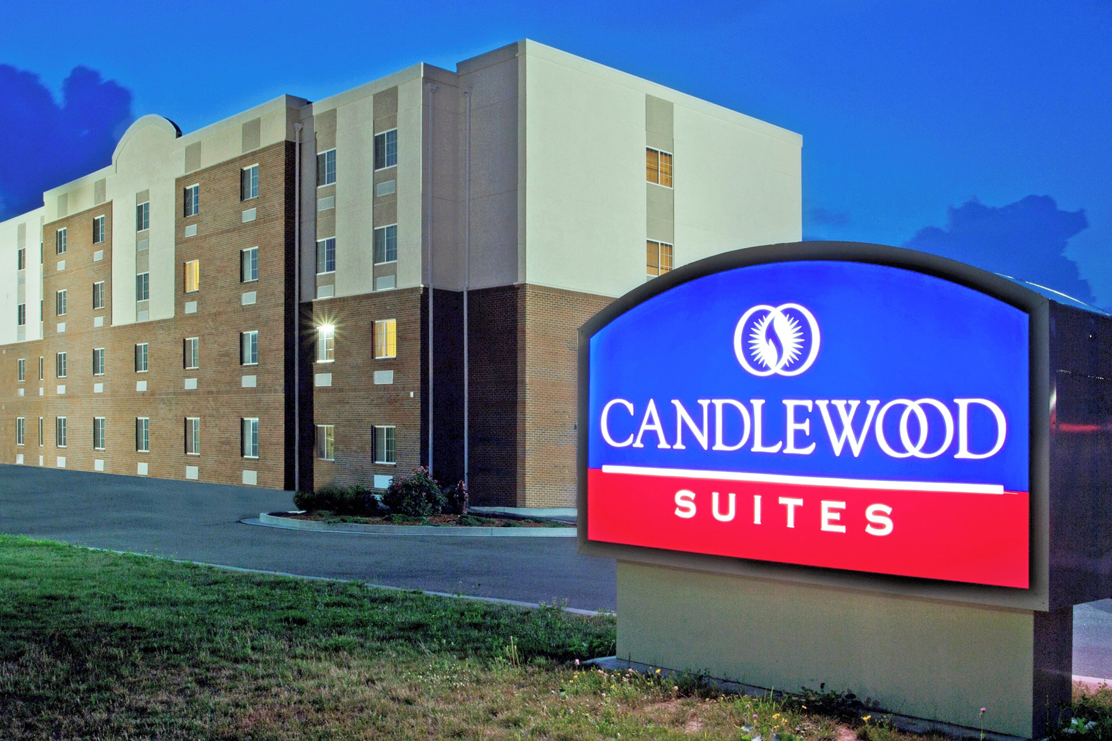 A hotel sign with 'CANDLEWOOD SUITES' written on it.
