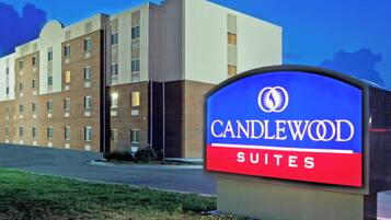 A hotel sign with 'CANDLEWOOD SUITES' written on it.