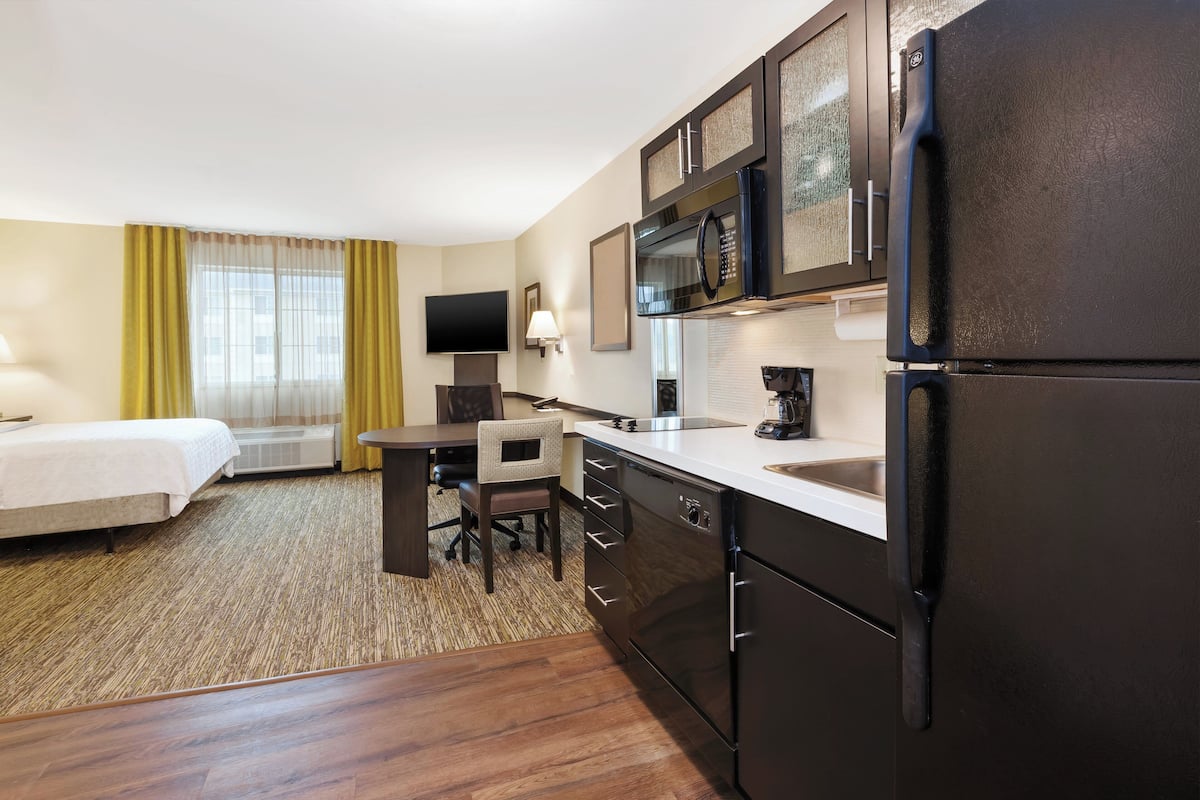 1 Schlafzimmer, hochwertige Bettwaren, Schreibtisch