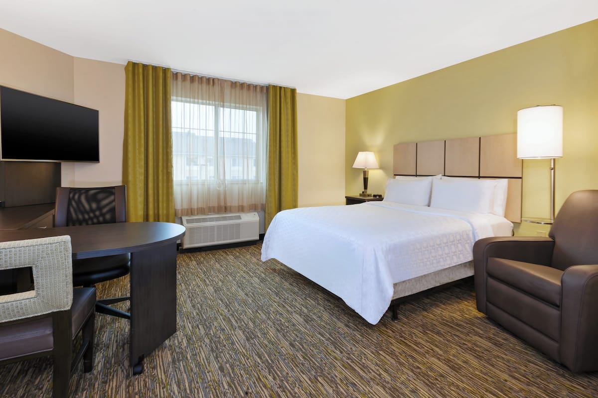 1 bedroom, premium bedding, desk, blackout curtains