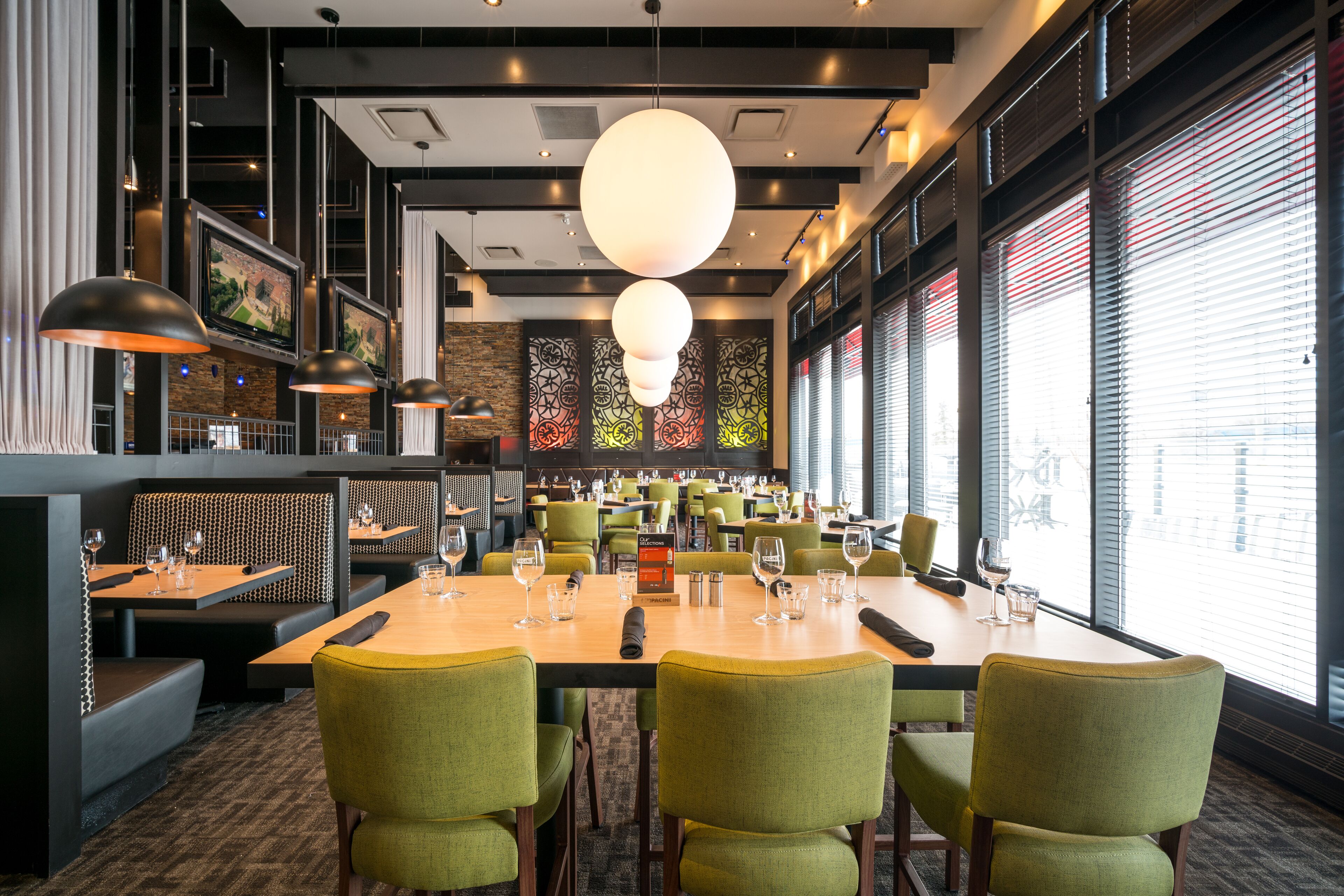 Serveert ontbijt, lunch, diner, Italiaanse gerechten 