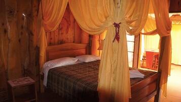 Cabin phong cách lãng mạn, 1 giường cỡ queen, lò sưởi, quang cảnh vườn | Trang trí khác biệt, trang bị nội thất với thiết kế riêng biệt, bàn