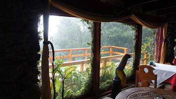 Breakfast, lunch and dinner served