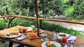 Daily cooked-to-order breakfast (PAB 8 per person)