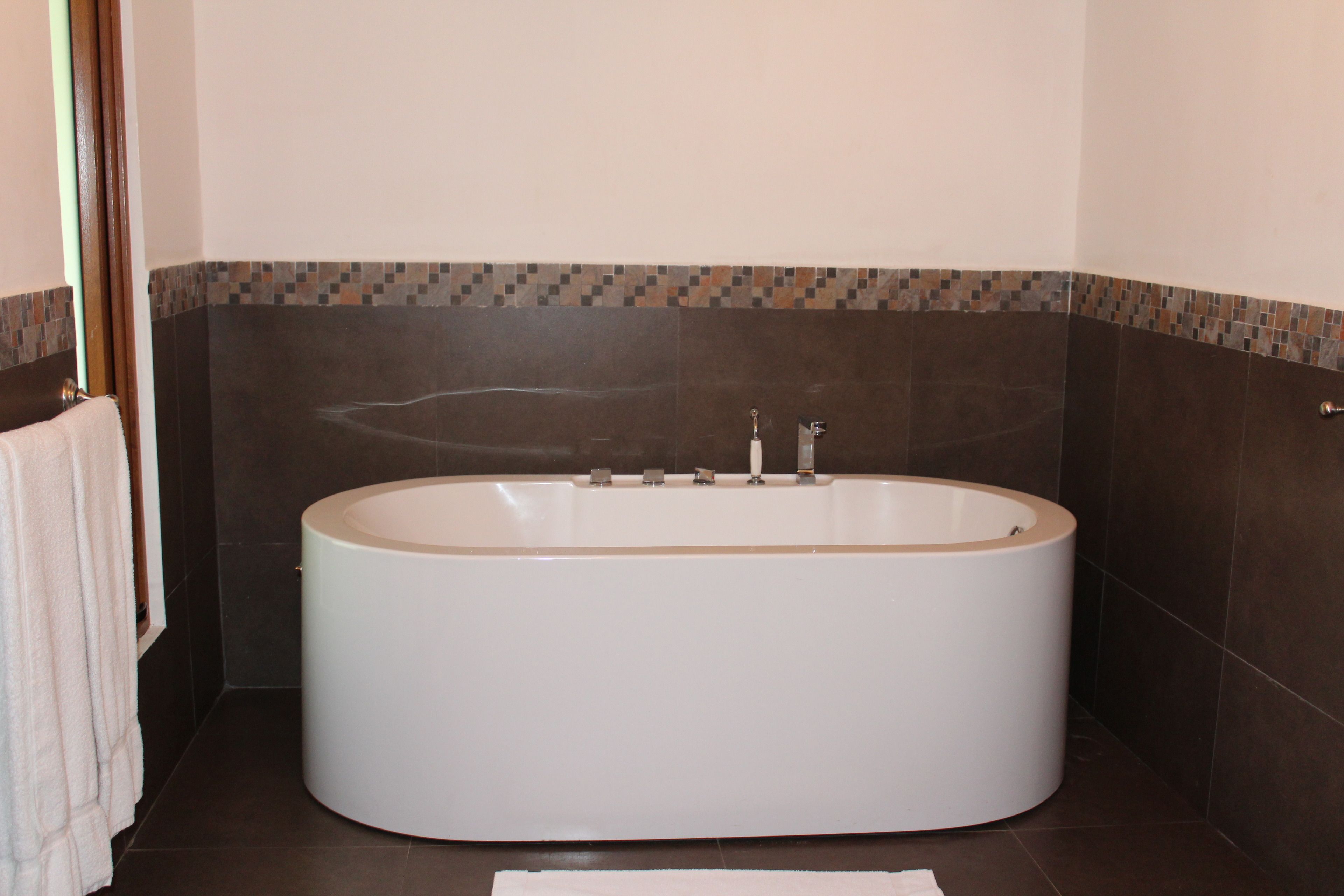 deep-soaking bathtub