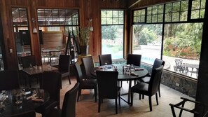 Petit déjeuner, déjeuner et dîner servis sur place, vue sur le jardin