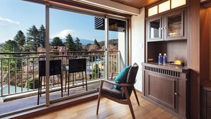 Un balcon avec une chaise et une vue sur une montagne.