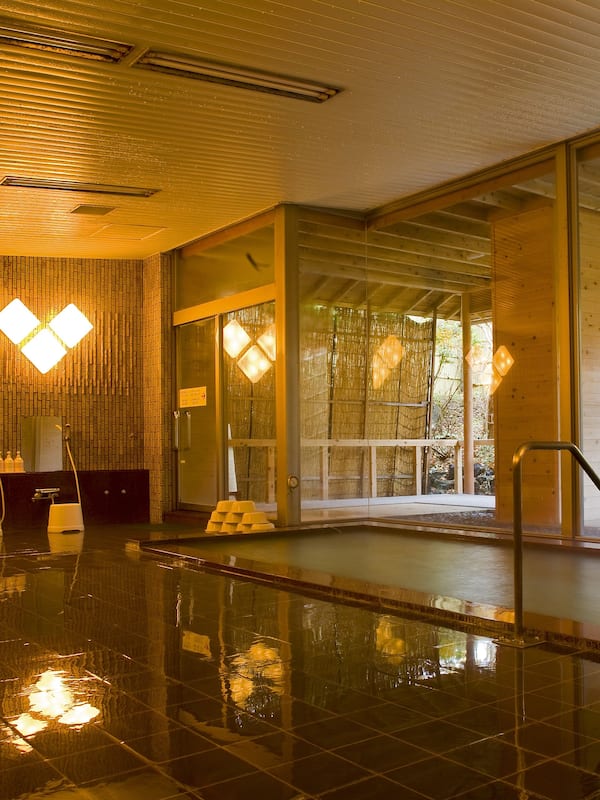 Indoor spa tub