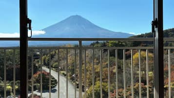 Suite room with Mountain View, Non-smoking | Balcony view