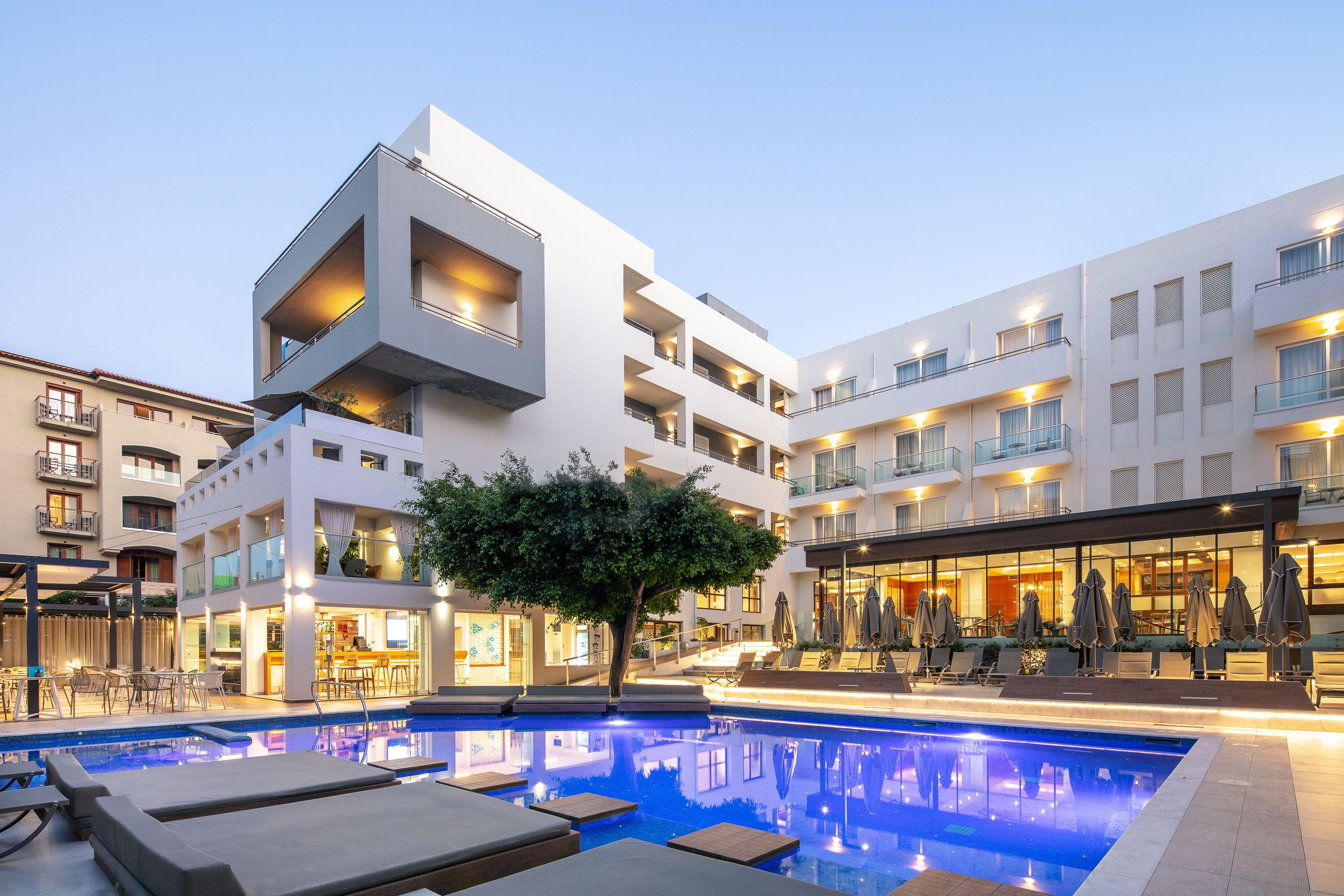 حمّام سباحة خارجي، مظلات على حمّام السباحة