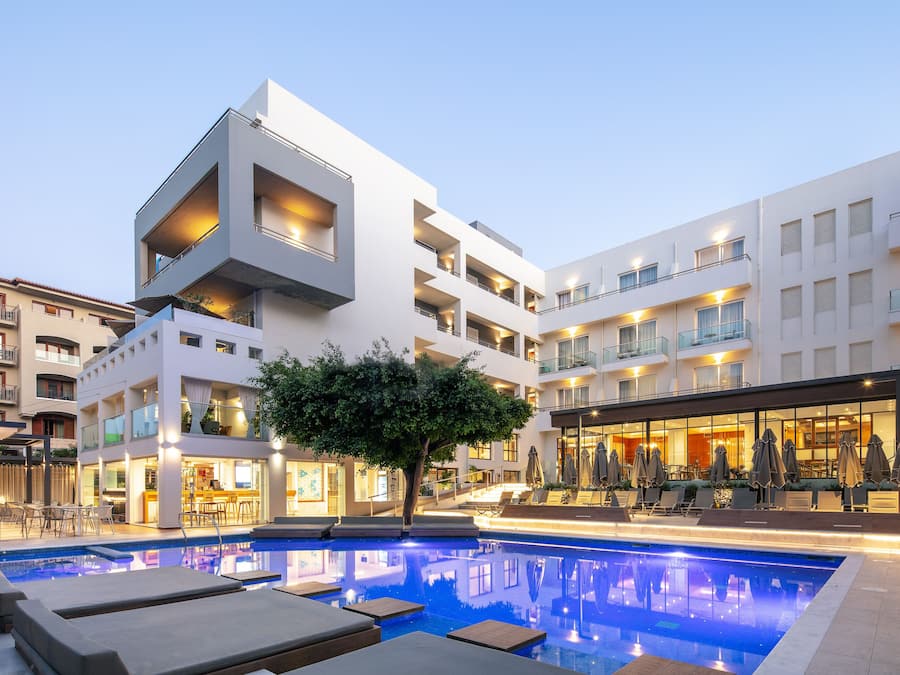 Una piscina al aire libre, sombrillas