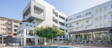 Outdoor pool, pool umbrellas