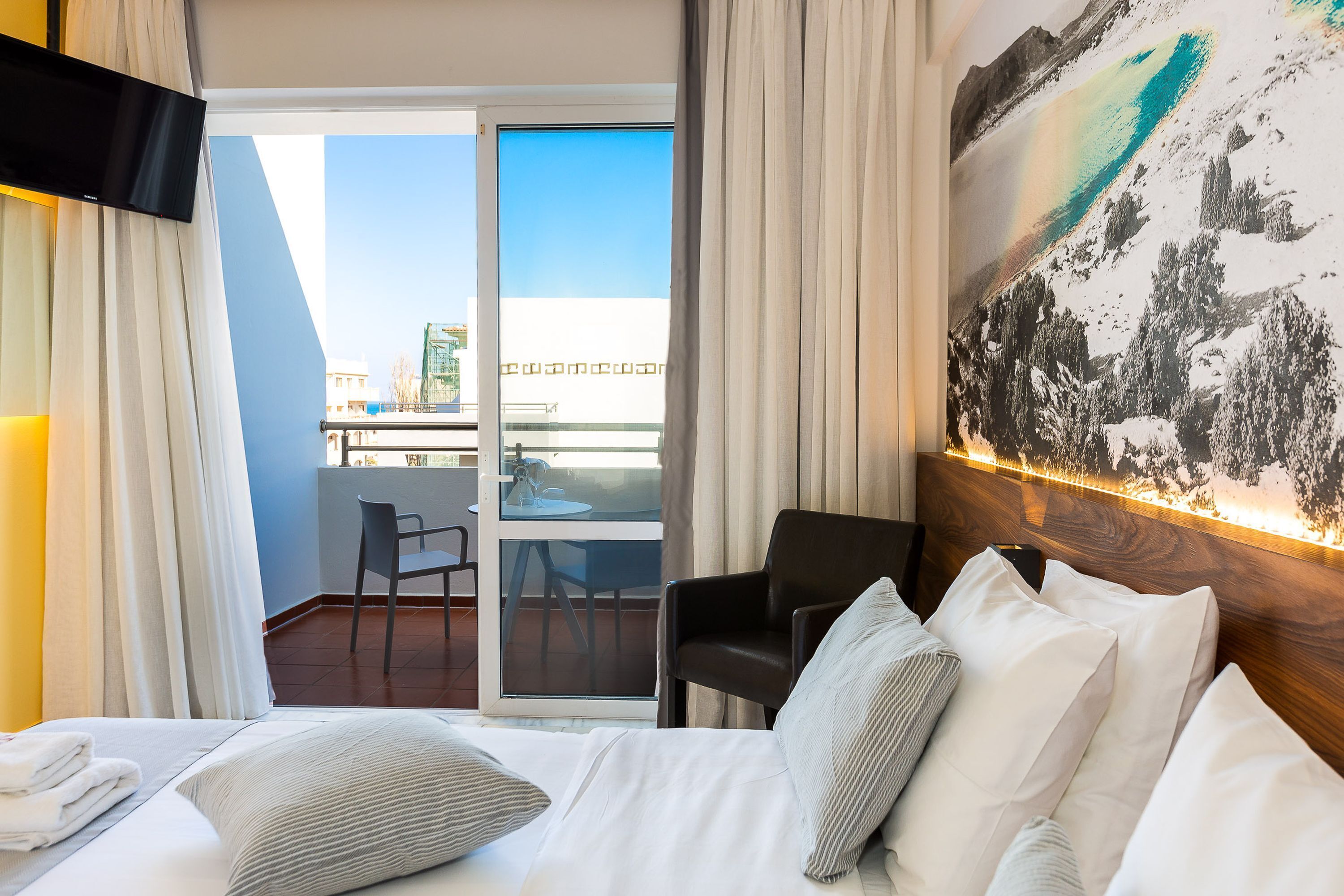 Rom – standard, bassengutsikt | Safe på rommet, lydisolert, wi-fi (inkludert) og sengetøy