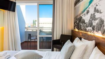 Rom – standard, bassengutsikt | Safe på rommet, lydisolert, wi-fi (inkludert) og sengetøy