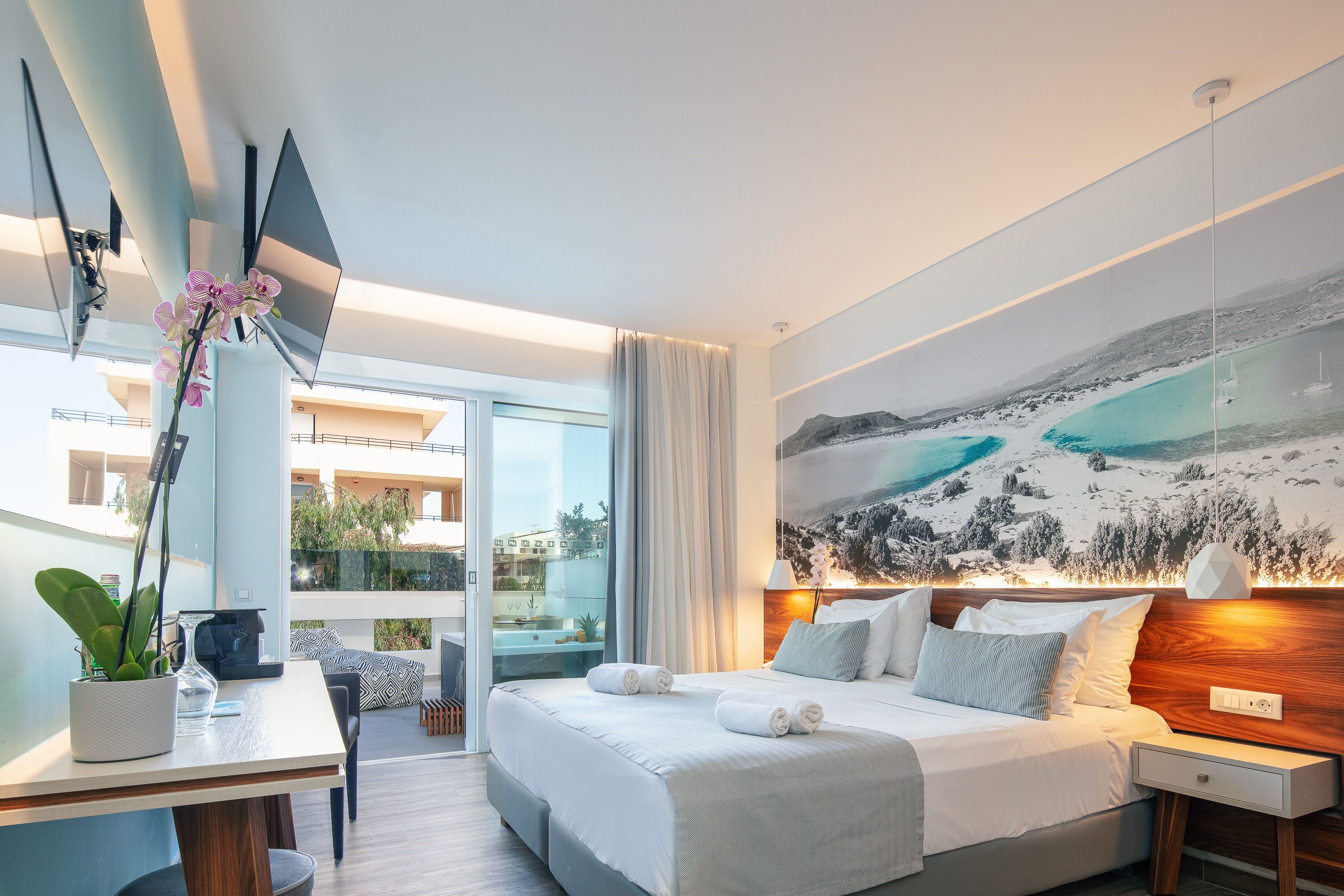 Junior Suite, Jetted Tub | In-room safe, soundproofing, free WiFi, bed sheets