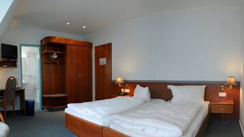 Hochwertige Bettwaren, Zimmersafe, Schreibtisch, Bügeleisen/Bügelbrett