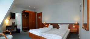 Premium bedding, in-room safe, desk, iron/ironing board - Hotel-Restaurant Thomsen (Delmenhorst)