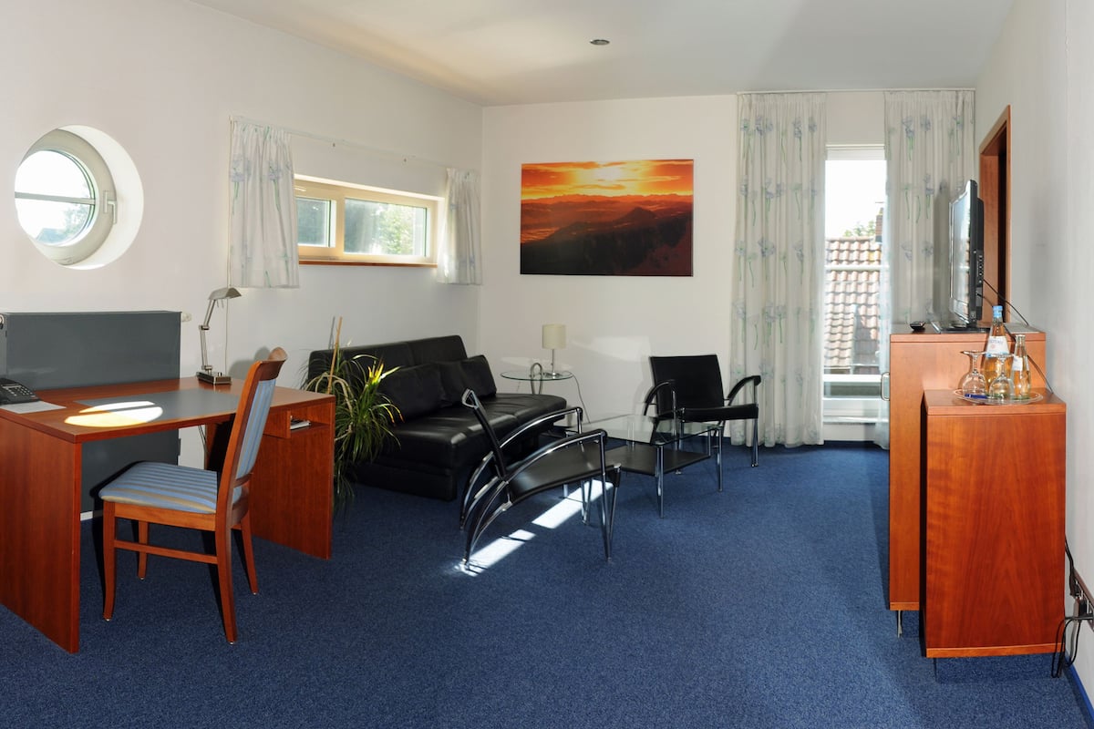 suite | living area | flat-screen tv