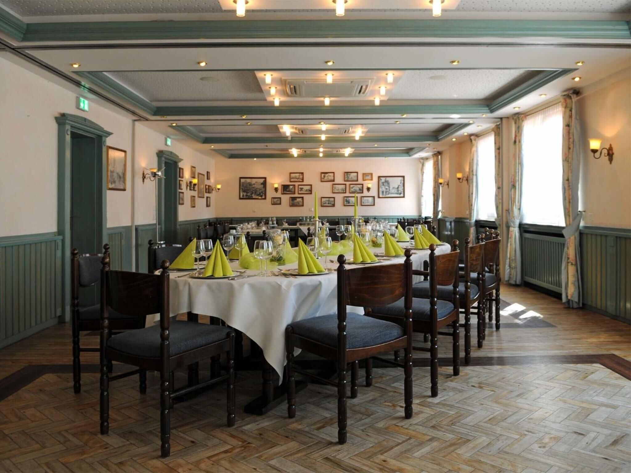 breakfast, lunch and dinner served