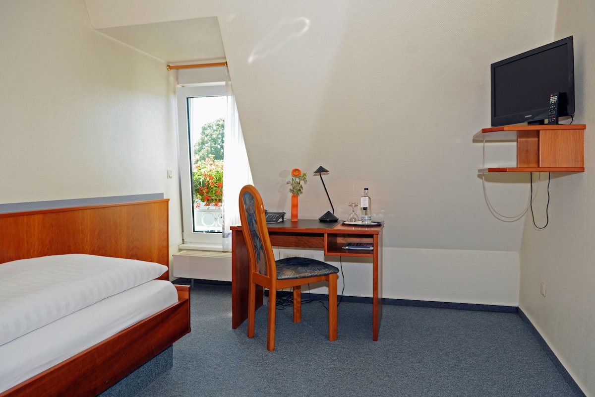Hochwertige Bettwaren, Zimmersafe, Schreibtisch, Bügeleisen/Bügelbrett