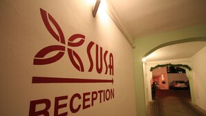 A reception area with a sign indicating 'SUSA RECEPTION'. - Aparthotel Susa (Prague)
