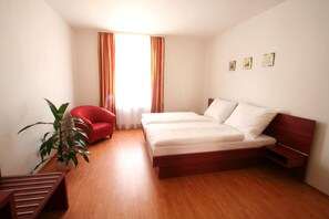 In-room safe, desk, iron/ironing board, free cribs/infant beds - Aparthotel Susa (Prague)
