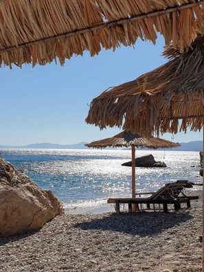 Plage à proximité, chaises longues, parasols, bar de plage