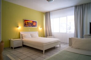 Kamar Keluarga, 1 kamar tidur, pemandangan laut terbatas | Seprai premium, minibar, dan seprai linen