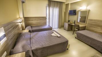 Une chambre d’hôtel avec deux lits, un bureau, une chaise, une télévision et un miroir.