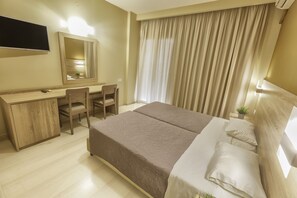 Minibar, in-room safe, soundproofing, free cots/infant beds - Sofia Hotel (Heraklion)