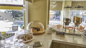 Desayuno buffet (EUR 8 por persona)