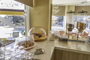 Colazione a buffet, servita tutte le mattine (10 EUR a persona) 