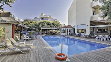 Piscine extérieure, chaises longues